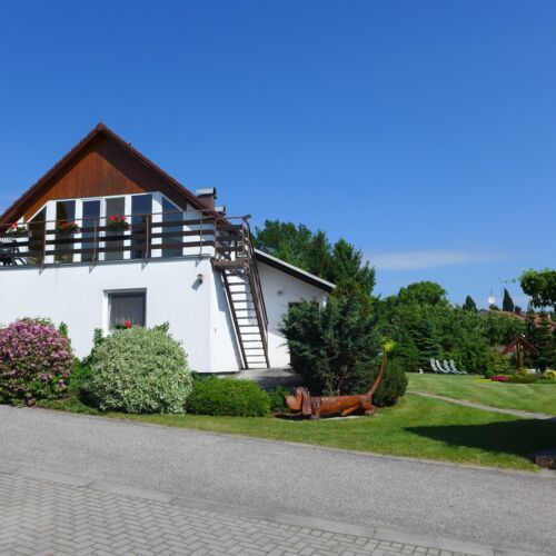 Apartament la parter cu chicinetă proprie cu 3 camere pentru 8 pers.