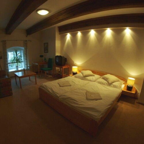 Pokoj s terasou s manželskou postelí s výhledem do zahrady