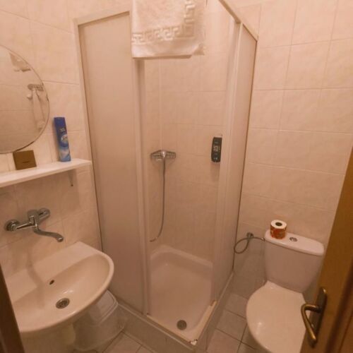 Quadruple Room with Shower (extra bed available)