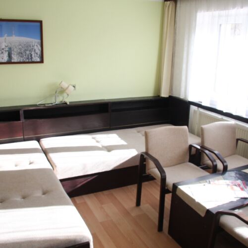 Pokoj se sprchou se společnou kuchyňkou pro 3 os.