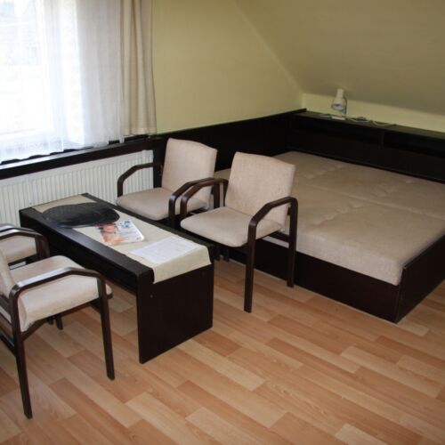 Pokoj se sprchou se společnou kuchyňkou pro 4 os.