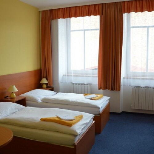 Pokoj se sprchou se společnou kuchyňkou pro 2 os. (s možností přistýlky)