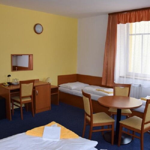 Pokoj se sprchou se společnou kuchyňkou pro 4 os.