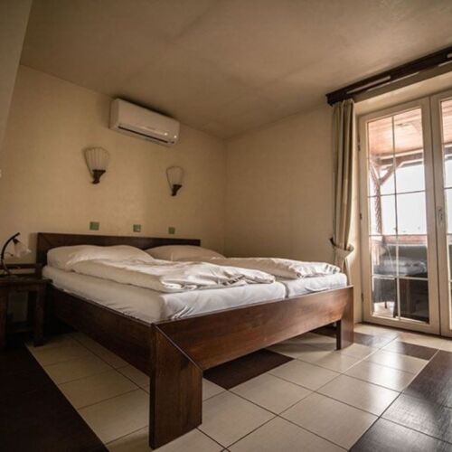 Apartman se sprchou s vlastní kuchyňkou s manželskou postelí s 1 ložnicí (s možností přistýlky)