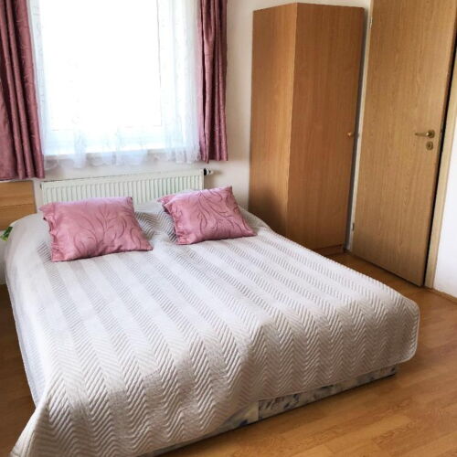 Pokoj se sprchou se společnou kuchyňkou pro 2 os.