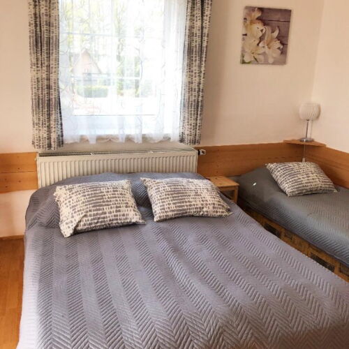 Pokoj se sprchou se společnou kuchyňkou pro 3 os.