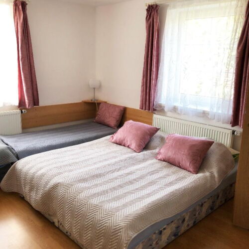 Pokoj se sprchou se společnou kuchyňkou pro 4 os.