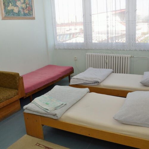 Pokoj se sprchou tV s plochou obrazovkou pro 3 os.