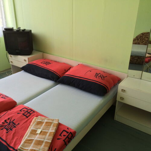 Pokoj se sprchou tV s plochou obrazovkou pro 4 os.