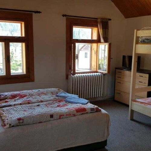 Pokoj s koupelnou se sprchou pro 4 os.