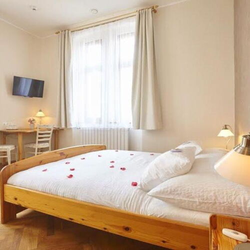 Camera dubla cu duș cu chicinetă comună (se poate solicita pat suplimentar)