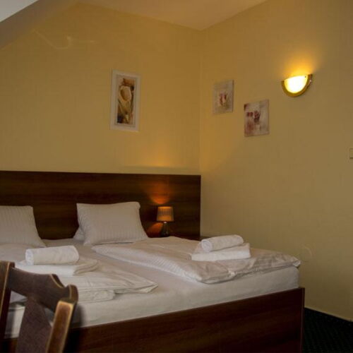 Camera dubla la etaj cu duș