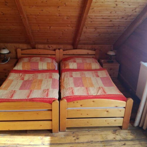 Camera tripla la mansardă cu duș