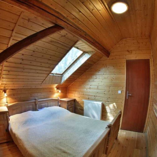 Camera dubla la mansardă cu duș