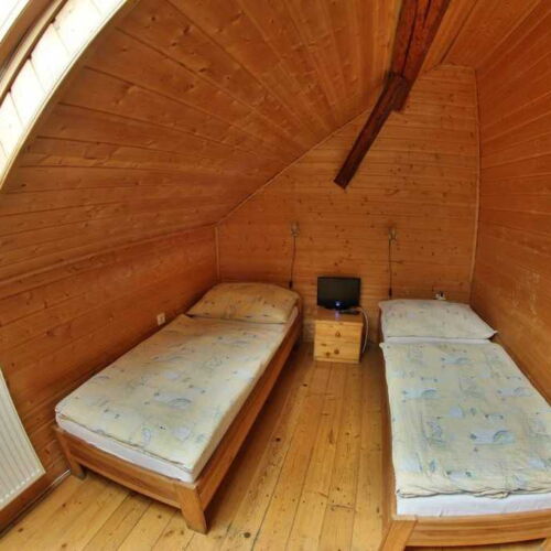 Camera twin la mansardă cu duș