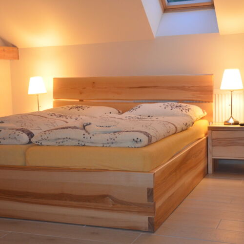 Pokoj se sprchou s manželskou postelí v podkroví (s možností přistýlky)