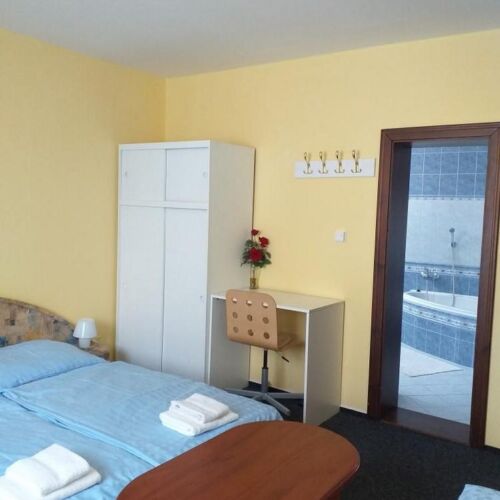 Pokoj s koupelnou s vanou pro 4 os.