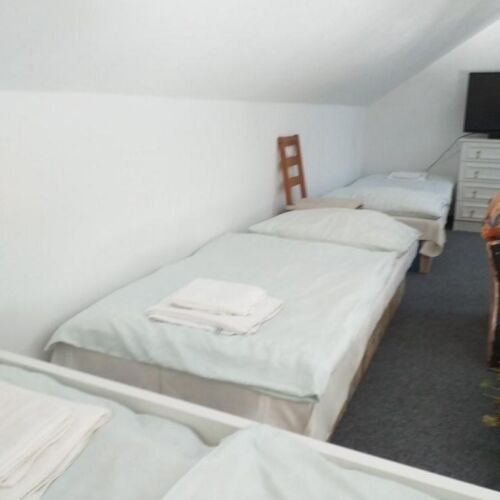 Pokoj se sprchou s vlastní kuchyní pro 6 os. (s možností přistýlky)