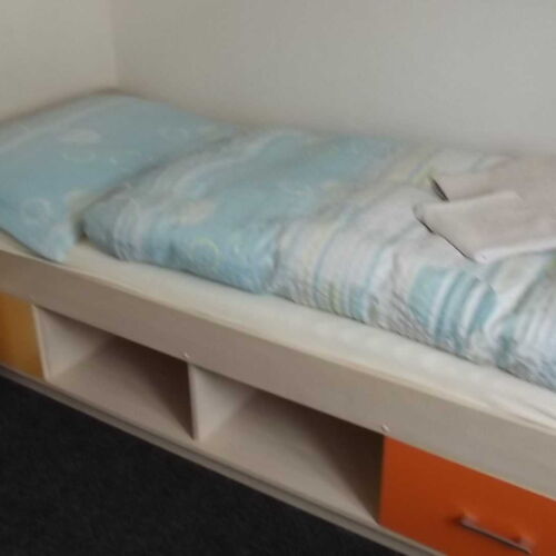 Pokoj se společnou koupelnou  pro 1 os.