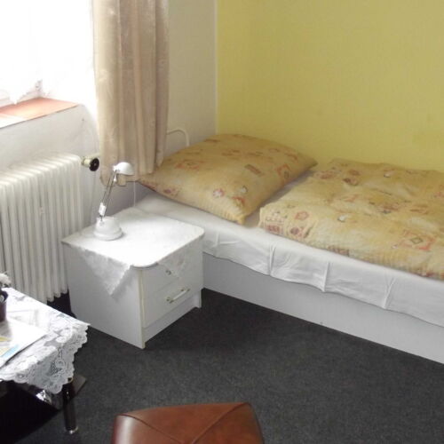 Pokoj se sprchou pro 1 os. přízemní (s možností přistýlky)