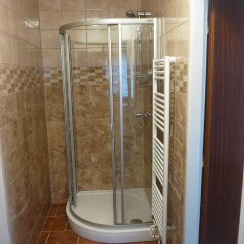 Pokoj se sprchou s vlastní kuchyňkou pro 3 os.