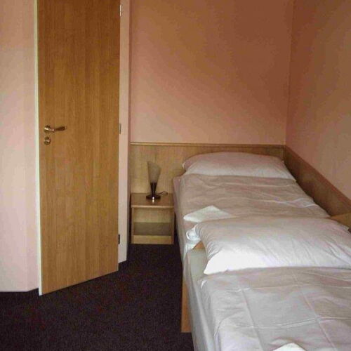 Zuhanyzós kétágyas szoba