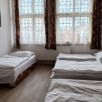 Dormitor pat în dormitor comun cu chicinetă proprie
