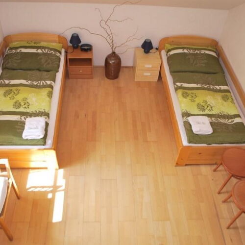 Dreibettzimmer mit Dusche