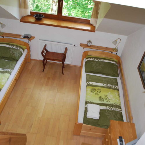 5-Bett-Zimmer im Dachgeschoss mit Dusche