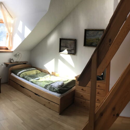 6-Bett-Zimmer im Dachgeschoss mit Dusche