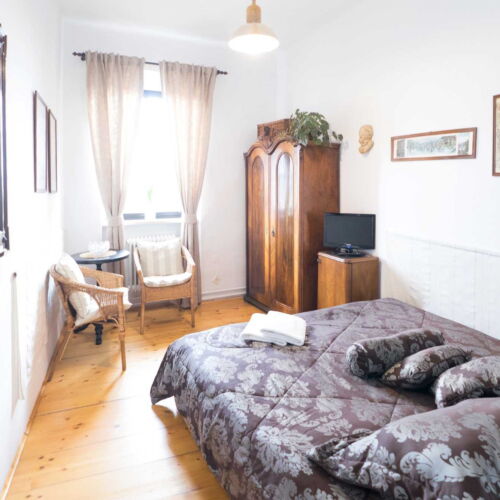 Pokoj se sprchou  s manželskou postelí