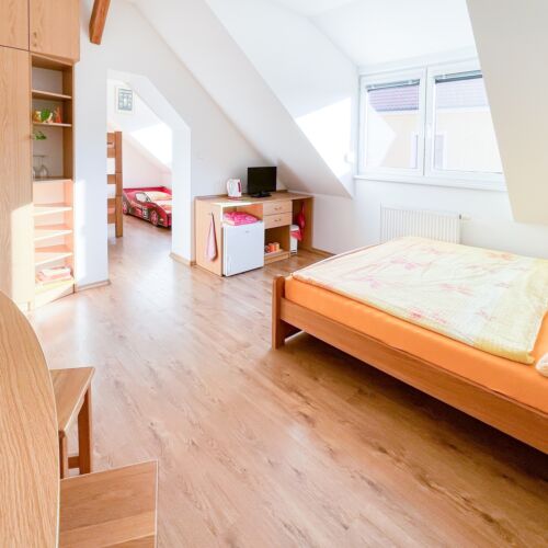 Pokoj pro 5 os. s výhledem na město v podkroví