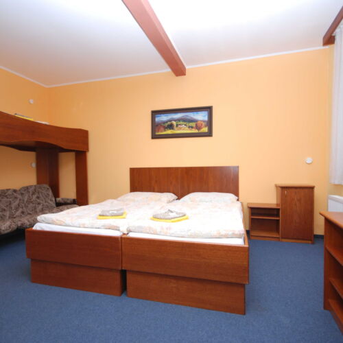 Camera cu duș pentru 5 pers.