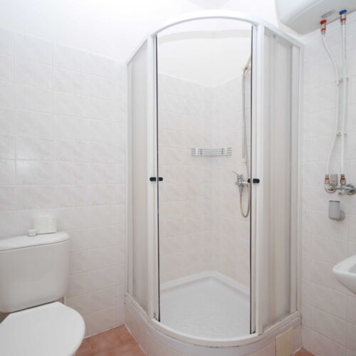 Camera cvadrupla cu duș