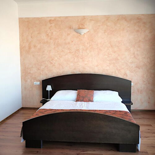 Zweibettzimmer mit Dusche und Klimaanlage