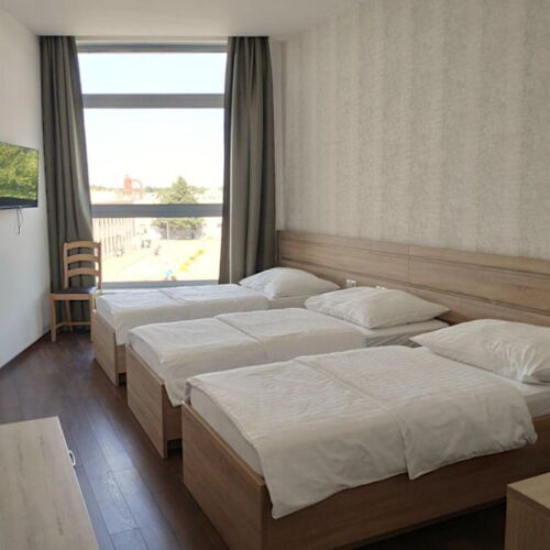 Dreibettzimmer mit Dusche und Klimaanlage