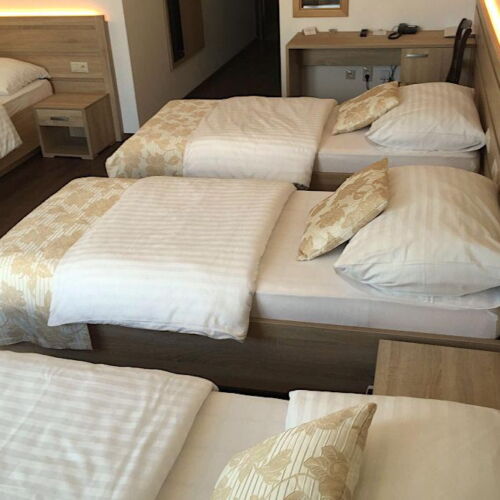 Vierbettzimmer mit Dusche und Klimaanlage