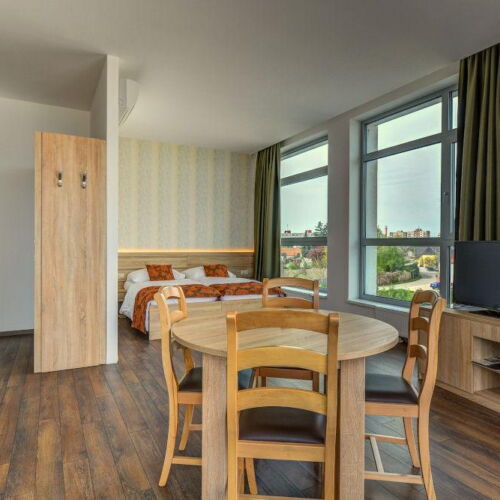 Dreibettzimmer mit Dusche und Klimaanlage