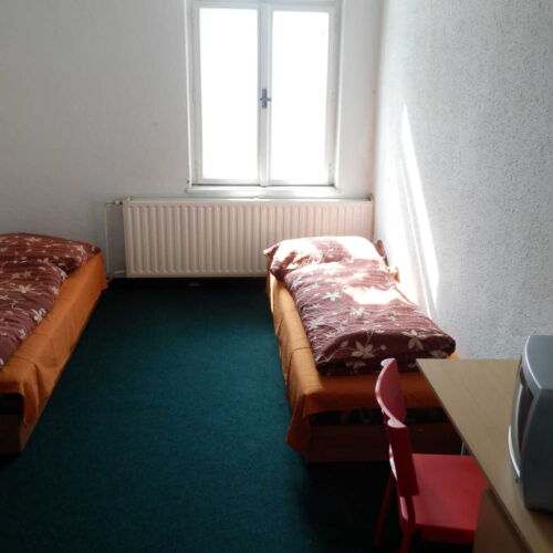 Zuhanyzós közös teakonyhával kétágyas szoba