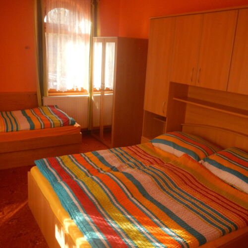 Upstairs 1-Room Apartment for 3 Persons with Shower (extra beds available)
