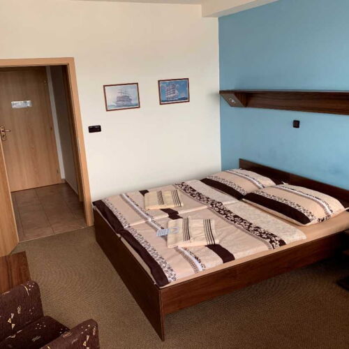 Pokoj s balkónem s manželskou postelí s výhledem na jezero