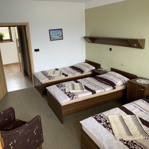 Pokoj s balkónem pro 3 os. s výhledem na jezero