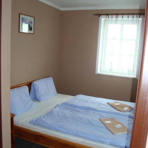 Pokoj se sprchou  s manželskou postelí