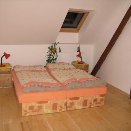 Camera cvadrupla cu duș cu balcon