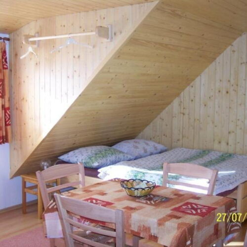 Zuhanyzós négyágyas szoba