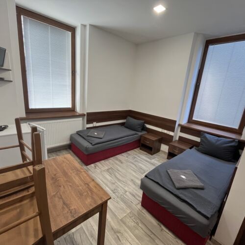 Pokoj se sprchou tV s plochou obrazovkou pro 2 os.