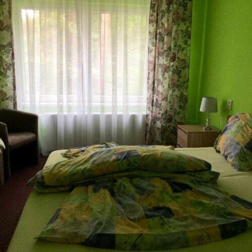 Vierbettzimmer mit Balkon und Dusche