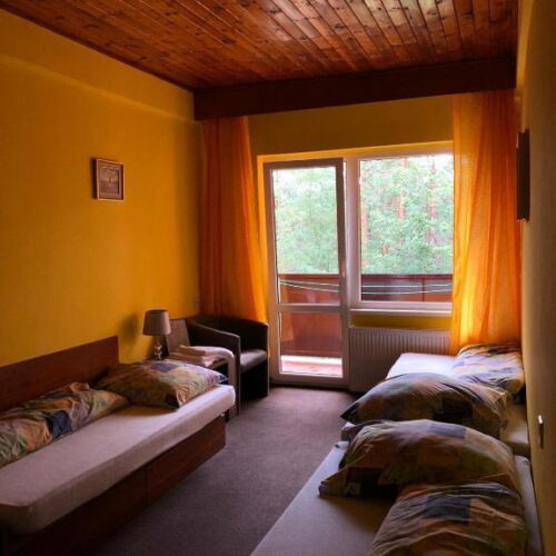 Dreibettzimmer mit Balkon und Dusche