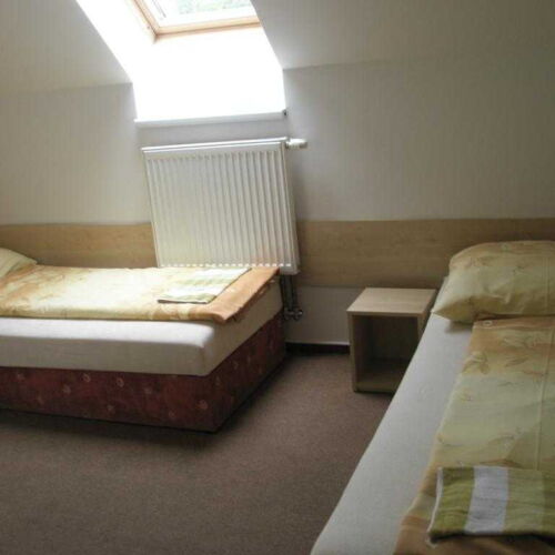 Pokoj se sprchou se společnou kuchyňkou pro 4 os.