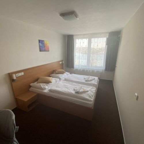 Pokoj se sprchou  s manželskou postelí